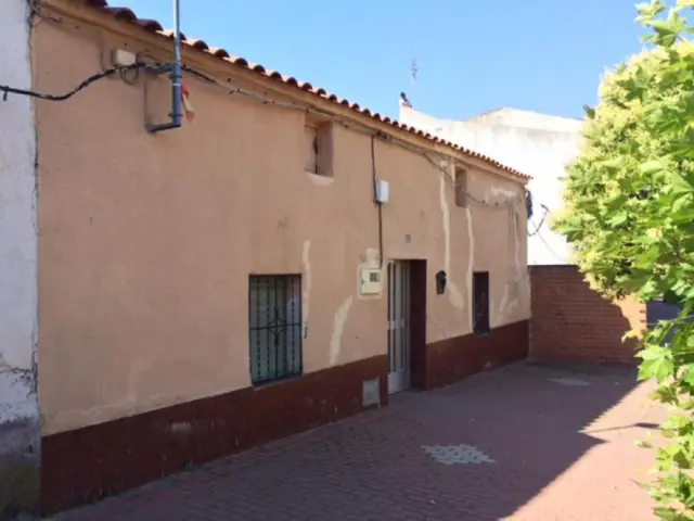 Casa en venta en Calle Escalona I, 43, cerca de Calle del Teniente Eloy Muro en El Casar de Escalona por 48,500 €